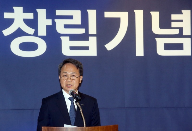 1일 오전 서울 중구 소재 신한은행 본점 ‘카페 두드림’에서 진행된 2019년 신한은행 창립기념식에서 신한은행 진옥동 은행장이 기념사를 하고 있다. / 사진= 신한은행