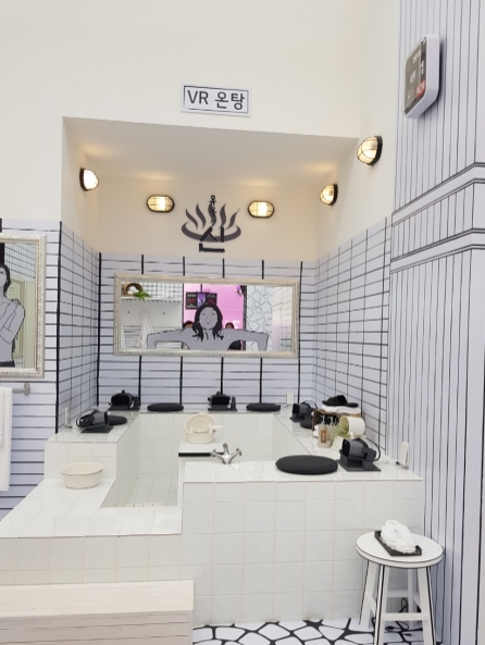 △1층에 있는 웹툰 목욕의 신 활용 VR 콘텐츠 공간/사진=오승혁 기자