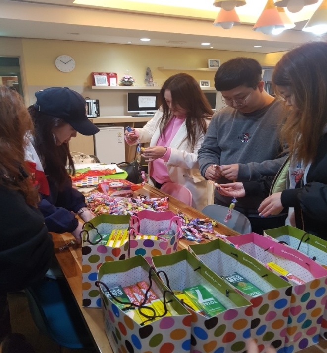 바로크레디트대부 임직원들이 봉사활동을 준비하고 있다. / 사진 = 바로크레디트대부