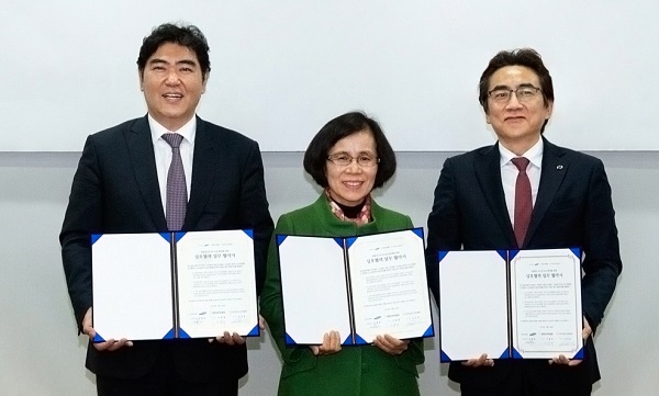 (왼쪽부터) 한국LPG산업협회 김상범 회장, 대한LPG협회 이필재 회장, 르노삼성자동차 김태준 영업본부장. (사진=르노삼성)