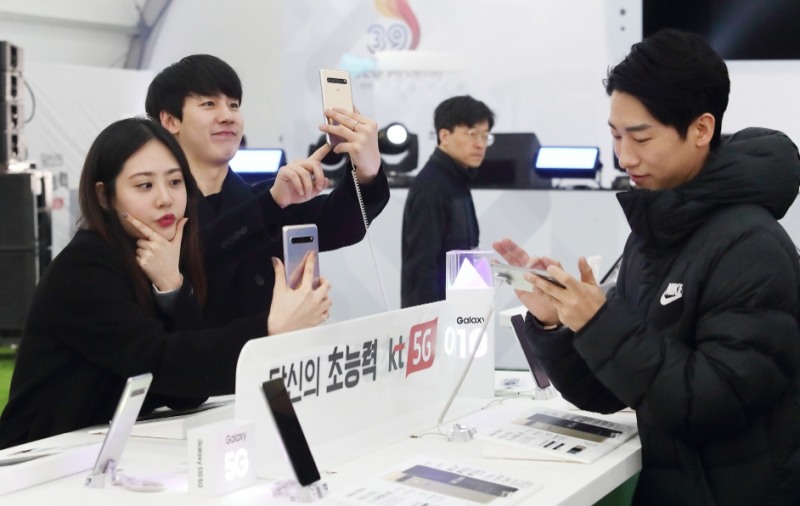 △지난 3월, KT 모델들이 광화문 5G 체험관에서 5G 기기 사용을 시연하는 모습/사진=KT