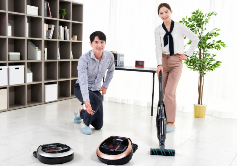 △삼성전자 모델들이 파워봇, 파워스틱 기기를 홍보하고 있다/사진=삼성전자