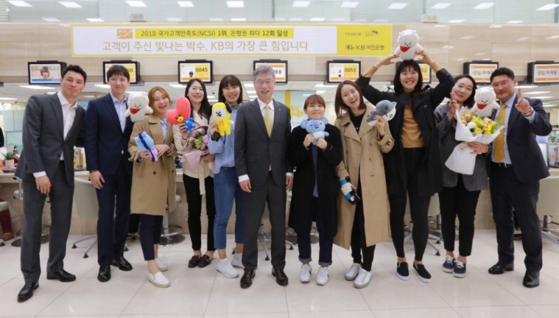 1일 KB국민은행 여의도영업부에서 진행된 KB스타즈 통합우승 축하 기념 촬영에서 참석자들이 포즈를 취하고 있다. (왼쪽 세번째부터) KB스타즈 김진영 선수, 강아정 선수, 김민정 선수, 허인 KB국민은행장, 심성영 선수, 염윤아 선수, 박지수 선수, 정미란 선수, 안덕수 감독. / 사진= KB국민은행