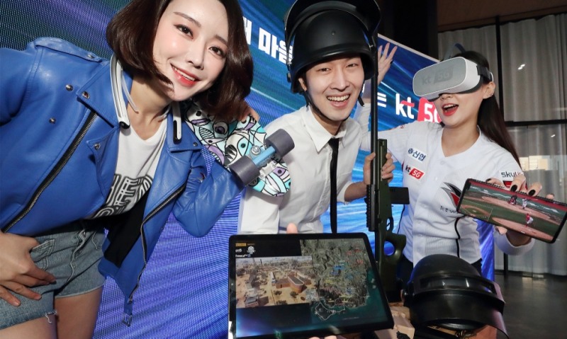 △KT 모델들이 넥밴드형 카메라로 초고화질 360도 영상을 실시간으로 송수신할 수 있는 리얼 360, 최대 5개 e스포츠 중계화면을 고화질로 시청할 수 있는 e스포츠 라이브, VR 단말로 다양한 실감 콘텐츠를 즐길 수 있는 기가라이브TV와 같은 5G 초능력 서비스를 즐기고 있는 모습/사진=KT