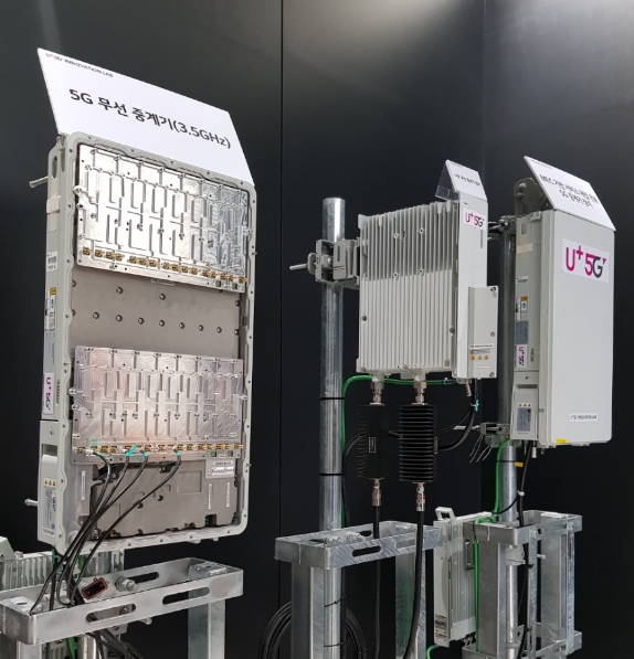 △LG유플러스 이노베이션 랩에 설치된 5G 무선 중계기의 모습/사진=오승혁 기자