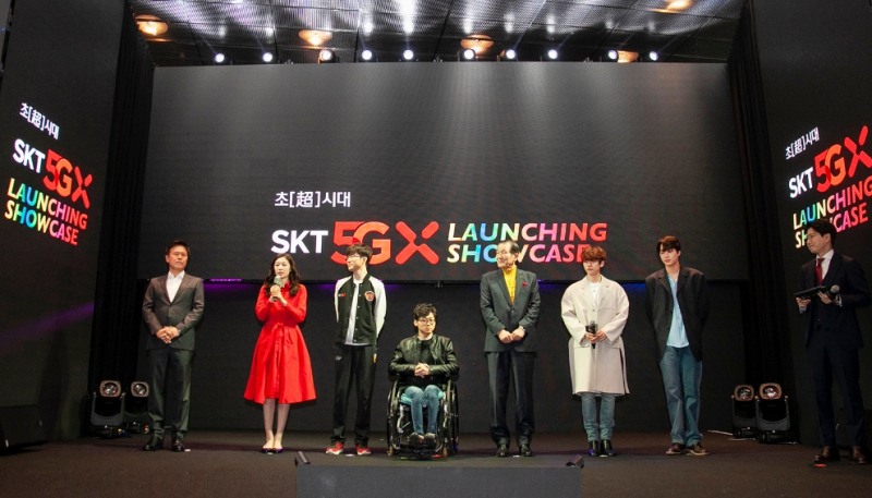 △SKT 5GX 개통 행사에 참여한 셀럽들. 사진 왼쪽부터 박정호 SK텔레콤 사장, 김연아 선수, 페이커 이상혁 선수, 장애인 수영선수 윤성혁, 최장기 고객 박재원, 'EXO(엑소)'의 백현과 카이/사진=SKT