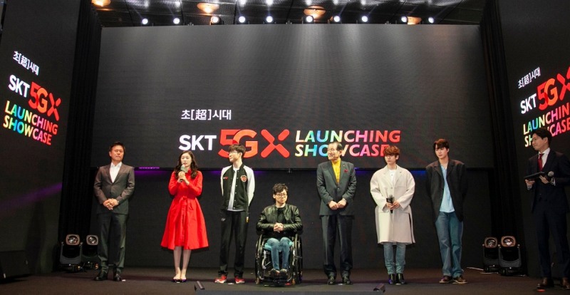 △ (사진 왼쪽부터) 박정호 SK텔레콤 대표이사, 김연아 선수, 페이커 이상혁 선수, 윤성혁 선수, 박재원 씨, EXO의 백현, 카이/사진=SKT