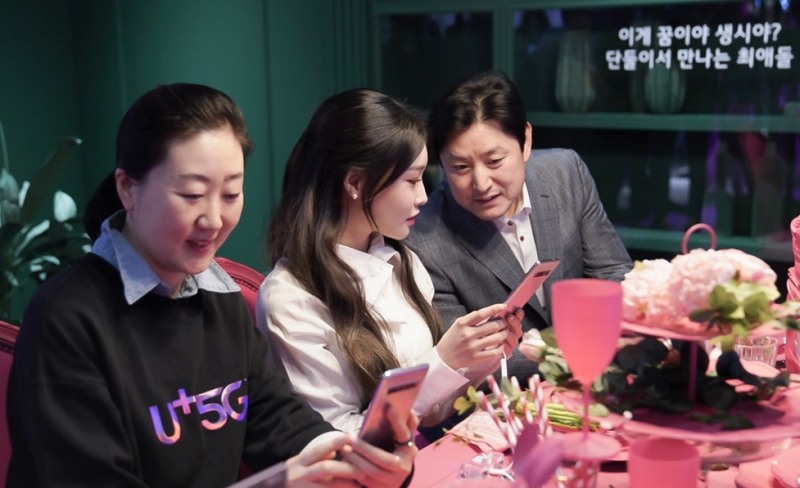 △ 강남역 U+ 5G 팝업스토어 일상로5G길에서 진행된 세계 최초 5G스마트폰 삼성전자 갤럭시 S10 5G 개통 전야제에 참석한 가수 청하가 김새라 LG유플러스 마케팅그룹장 상무(사진 왼쪽)와 최영 삼성전자 IM영업3그룹장 상무와 함께 기념촬영을 진행하는 모습/사진=LG유플러스