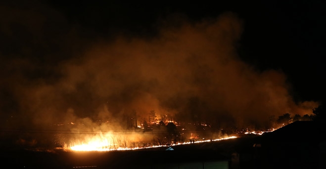 지난 4일 오후 강원도 고성군에서 발생한 산불이 속초 시내까지 번진 모습. [사진=뉴스핌]