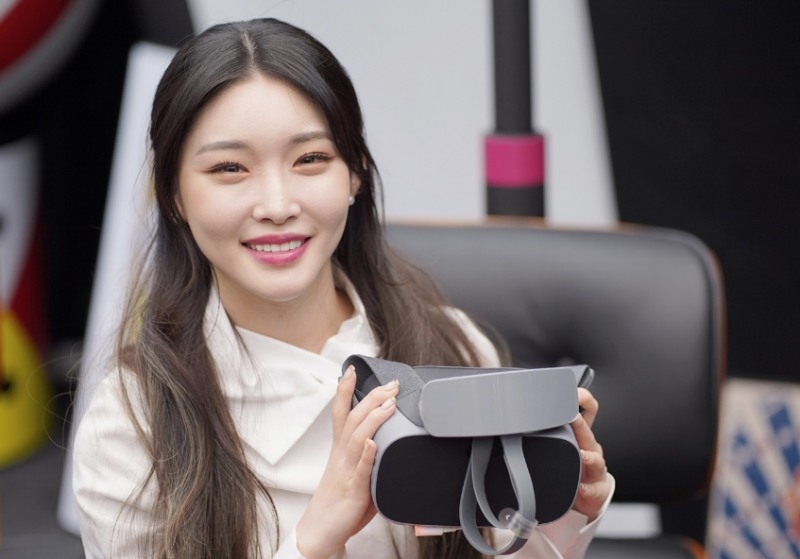 △LG유플러스 5G 전야제 행사에 참여한 가수 청하/사진=LG유플러스