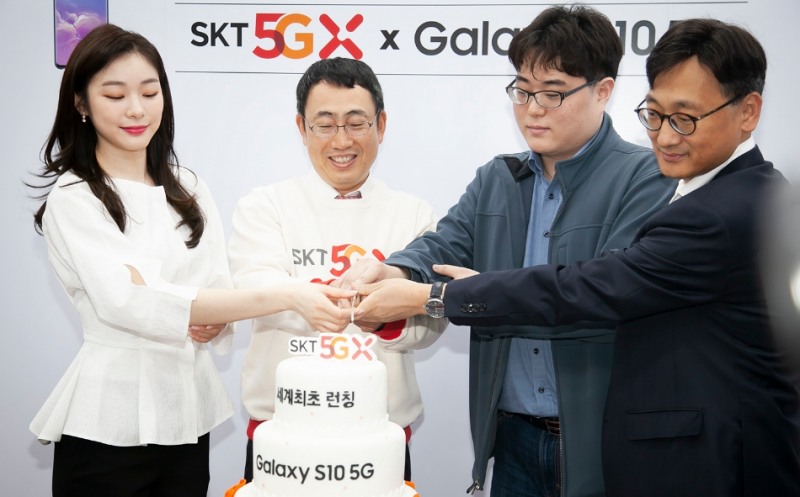 △SKT의 5G 개통 행사에 참여하여 케익 커팅식을 함께하는 김연아의 모습(좌측 끝)/사진=SKT 