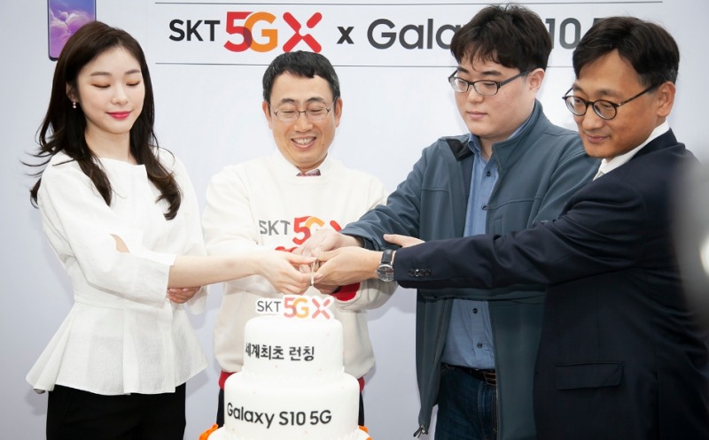 △SKT의 5G 개통 행사에 참여하여 케익 커팅식을 함께하는 김연아의 모습(좌측 끝)/사진=SKT