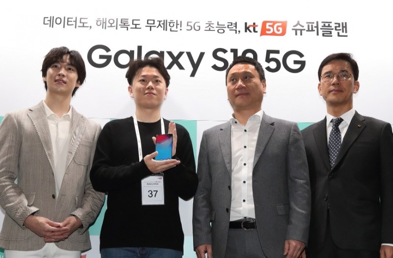 △KT의 팝업스토어 온식당에 방문하여 이벤트 당첨자와 기념 촬영 중인 배우 이제훈(좌측 끝)/사진=KT