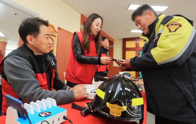 △임시 소방 지휘본부가 위치한 경동대학교 글로벌 캠퍼스에 KT 임직원 사랑의 봉사단이 고성의용소방연합회와 고성소방서 소방 대원을 지원하고 있는 모습/사진=KT