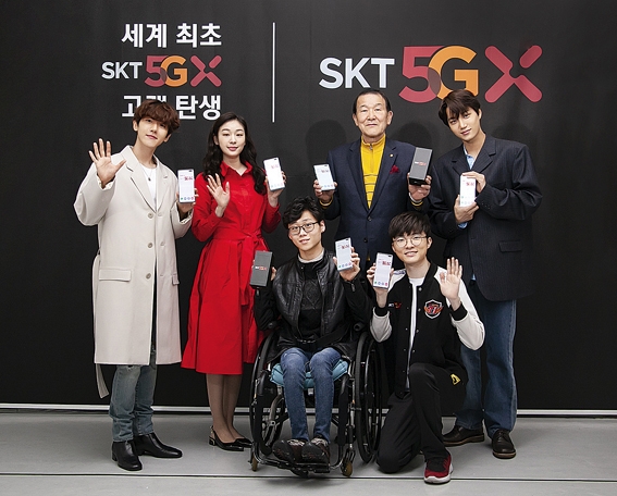 ▲ (좌측부터) EXO 백현, 김연아 선수, 윤성혁 선수, 박재원 씨, 페이커 이상혁 선수, EXO 카이가 SKT 5G 개통을 축하하고 있다