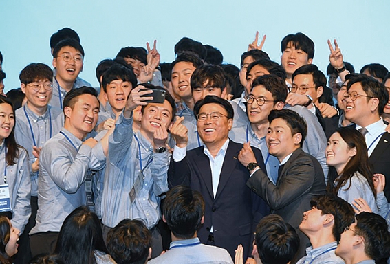 ▲ 최정우 포스코 회장이 19-2차 포스코그룹 신입사원들과 함께 기념사진을 찍고 있다.