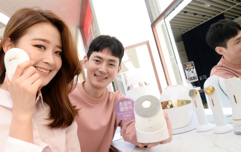 △LG전자 모델들이 프라엘 초음파 클리너를 홍보하고 있다/사진=LG전자