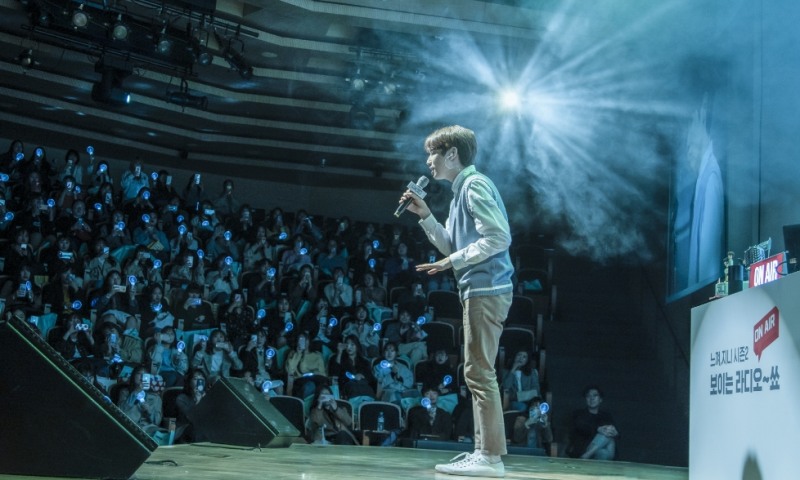 △지난 6일 열린 ‘느껴, 지니’ 콘서트에서 인기 크리에이터 백승헌이 전날발매된 OST 무대를 선보였다/사진=KT