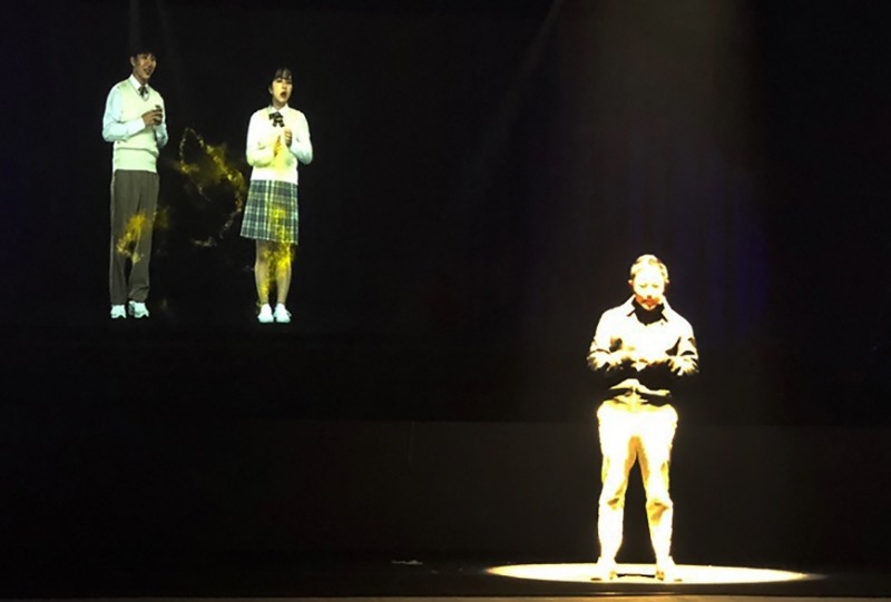 △KT 5G폰으로 연결된 올림픽공원 5G 테크 콘서트 무대의 설민석과 광화문 KT스퀘어의 학생들이 대화를 나누고 있다/사진=KT