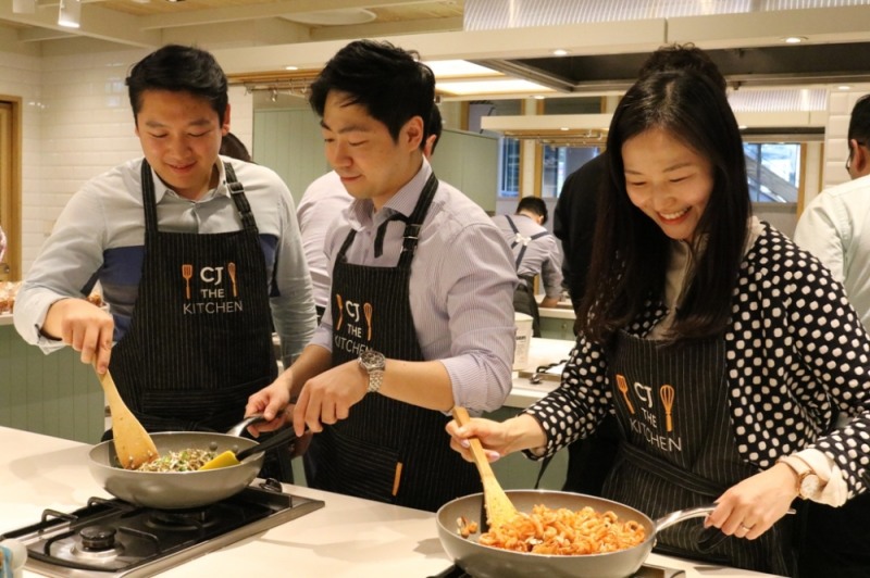 지난해 진행한 찬찬찬 프로젝트에서 CJ제일제당 임직원들이 미혼한부모 가정에 전달할 반찬을 만들고 있다. /사진제공=CJ제일제당