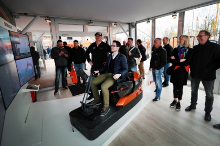 두산인프라코어가 ‘바우마(Bauma) 2019’에 참가해 독일 뮌헨 전시장에서 8500km 떨어진 인천의 굴삭기를 조종하는 5G 원격제어 기술을 시연했다. (사진=두산인프라코어)