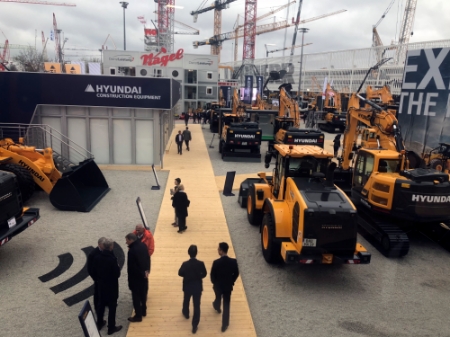 현대건설기계가 독일 뮌헨에서 열린 세계 최대 건설기계 전시회 ‘바우마(Bauma) 2019’에서 첨단 디지털 기술을 선보였다. (사진=현대건설기계)
