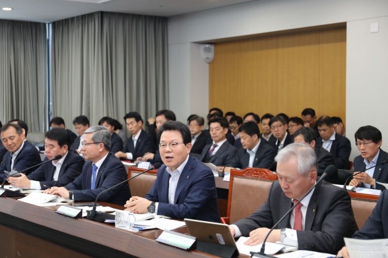 9일 중구 농협금융 본사에서 열린 농협금융 1분기 경영성과 분석회의에서 농협금융지주 김광수 회장(앞줄 오른쪽부터 두 번째)이 임직원에게 당부말을 하고 있다./사진=NH농협금융지주