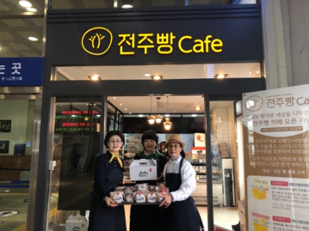 장윤영 전주비빔빵 대표(가운데)와 직원들이 전주비빔빵 전주역점 앞에서 전주비빔빵을 들어 보이고 있다. (사진=SK이노베이션)