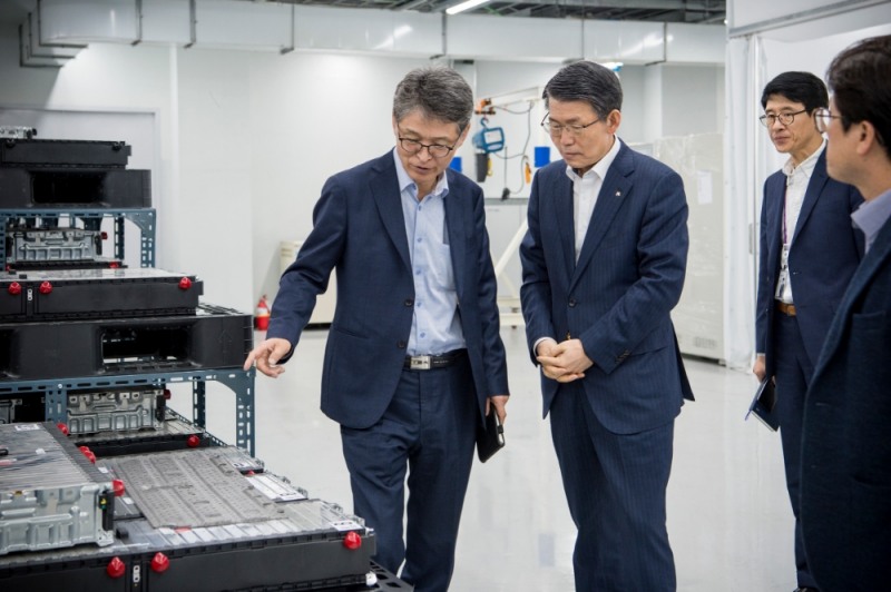 은성수 수출입은행장(오른쪽), 혁신성장 기업 현장방문 / 사진=  수출입은행