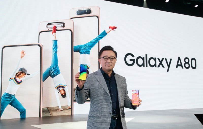 △고동진 삼성전자 IM부문장 사장이 갤럭시 A80 태국 행사에서 기기를 들고 포즈를 취하고 있다/사진=삼성전자