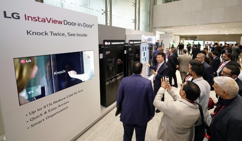 △똑똑 두드리면 안이 보이고 냉장고의 상태가 파악되는 제품을 관계자들이 관람하고 있다/사진=LG전자