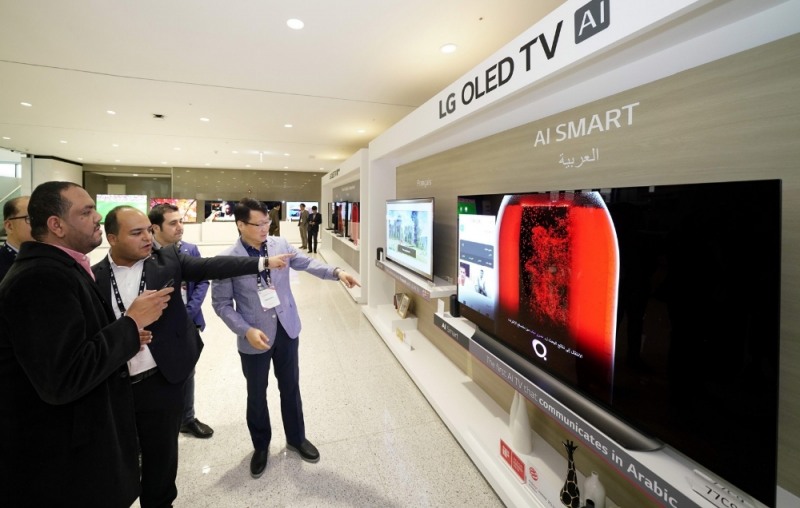 △중동, 아프리카 지역의 관람객들이 아랍어로 인공지능 기능을 사용할 수 있는 TV 제품을 보고 있다/사진=LG전자 