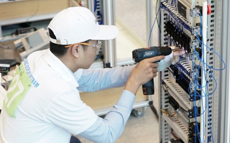 △삼성국제기능경기대회 참가자가 전기제어시스템 제작 부문에서 경쟁하고 있다/사진=삼성전자