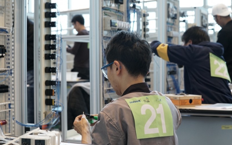 △삼성국제기능경기대회 참가자가 전기제어시스템 제작 부문에서 경쟁하고 있다/사진=삼성전자