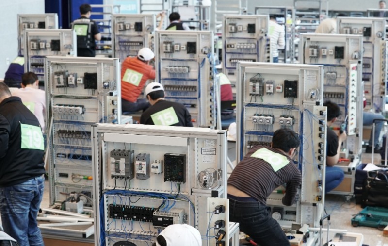 △삼성국제기능경기대회 참가자가 전기제어시스템 제작 부문에서 경쟁하고 있다/사진=삼성전자