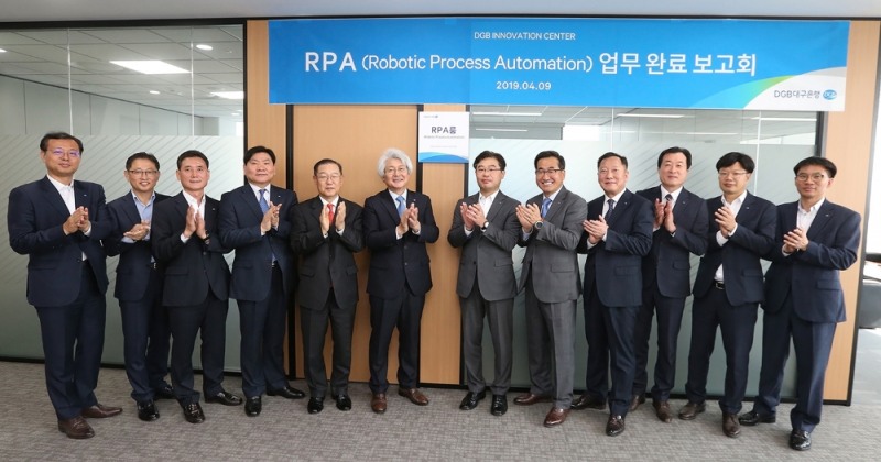 김태오 DGB금융지주회장 겸 대구은행장(가운데)이 지난 9일 대구은행 로봇프로세스자동화(RPA) 업무 완료 보고회 후 기념촬영을 하고 있다./사진=DGB대구은행