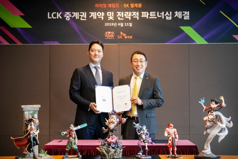 △(왼쪽부터)라이엇 게임즈 박준규 한국대표, SK텔레콤 유영상 MNO사업부장이 전략적 파트너십을 체결하고 있다/사진=SKT