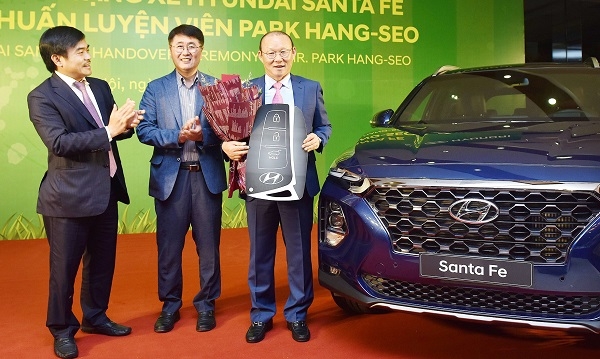 (왼쪽부터) 응우엔 안뚜안 탄콩그룹 회장, 이영택 현대차 아태권역본부장, 박항서 감독. (사진=현대차)