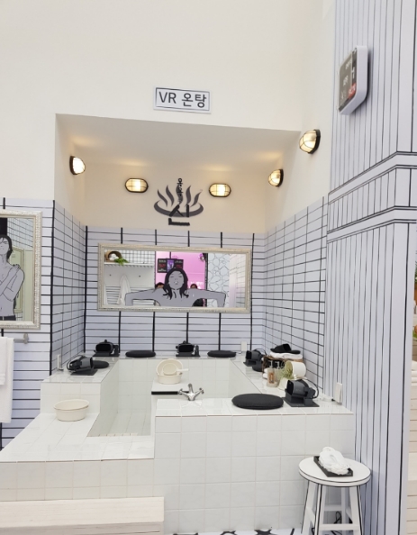 △LG유플러스가 내달 31일까지 강남역 근처에서 운영하는 5G 쇼룸, 일상로5G길 속 하일권 작가의 웹툰 '목욕의 신' 주인공이 되어 즐길 수 있는 VR 콘텐츠 체험 공간/사진=오승혁 기자