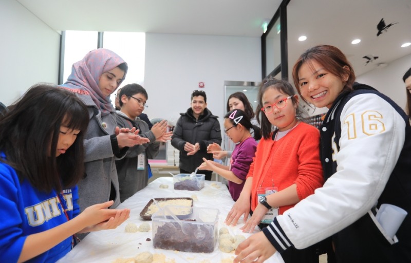 △교동도에서 열린 KT글로벌멘토링 7기 결연식에 참석한 외국인 유학생과 초등학생 멘티들이 떡만들기 체험을 하고 있다/사진=KT