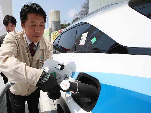 안성휴게소 수소충전소(서울방향) 개소식에서 수소전기차 넥쏘를 충전을 시연하고 있다. (사진=현대차)