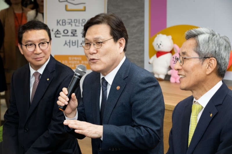 최종구 금융위원장이 12일 여의도 국민은행 본점에서 열린 정맥인증 서비스 행사에서 축사를 하고 있다. / 사진= 금융위원회