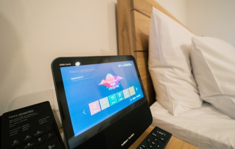 △KT 기가지니 서비스가 적용된 야놀자 프랜차이즈 호텔 체인 객실 속 모습/사진=KT