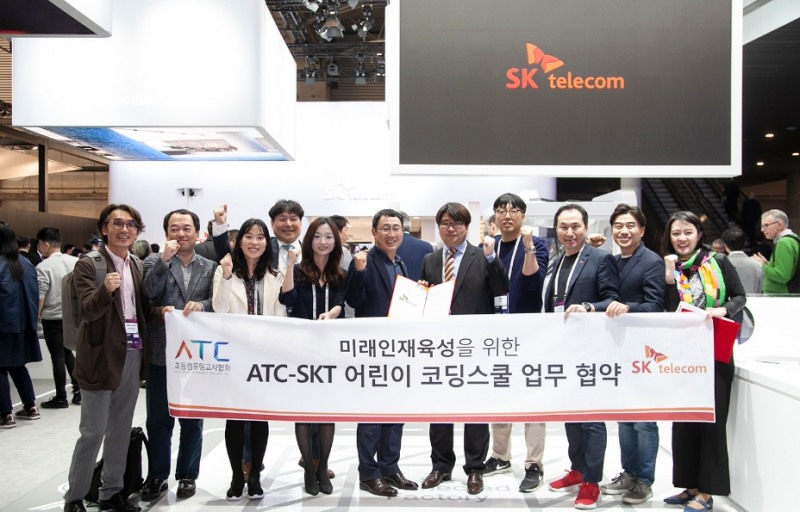 △유영상 SK텔레콤 사업부장(가운데 왼쪽)과 강성현 초등컴퓨팅교사협회 회장(가운데 오른쪽)이 지난 3월 업무 협약을 맺고 촬영한 기념 사진/사진=오승혁 기자(SKT 자료 편집)