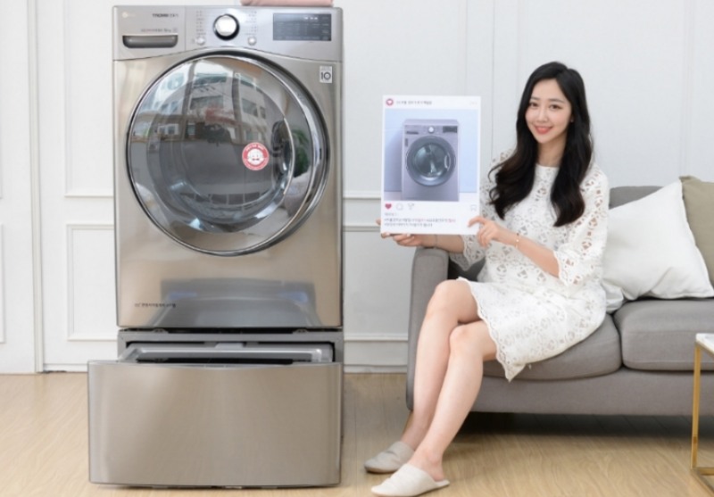 △LG전자 모델이 트롬 건조기 기기를 홍보하고 있다/사진=LG전자