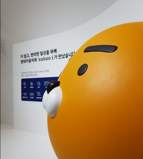 △라이언은 오늘도 바쁘다. 태어난 이후로 쉰 적이 없고 앞으로도 그럴 것이다. 고뇌하는 것처럼 보이는 카카오프렌즈 대표 캐릭터 라이언 대형 피규어의 옆모습/사진=오승혁 기자