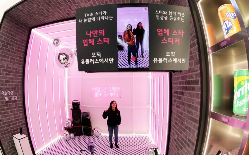 △고객들이 LG유플러스 U+VR을 통해 VR웹툰을 시청하고 있다/사진=LG유플러스