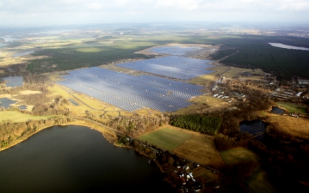 한화큐셀이 독일 브란덴부르크에 건설한 대형 태양광 발전소 (사진=한화큐셀)