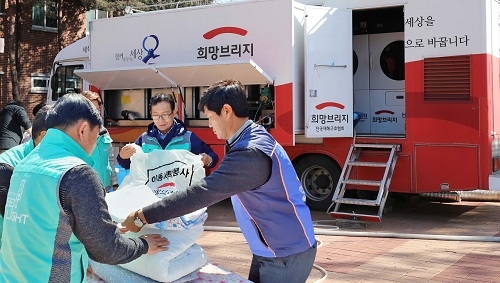 현대ᆞ기아차 임직원들이 강원도 산불 피해 지역에 투입된 현대차그룹의 ‘도시형 세탁구호차량’과 함께 세탁 봉사를 하고 있다. (사진=현대차그룹)