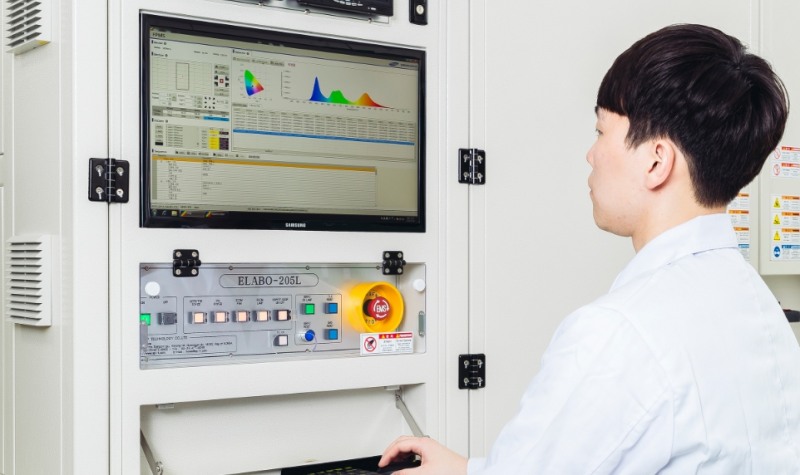 △삼성디스플레이 연구원이 기흥캠퍼스에 위치한 화질평가 실험실에서 유해 청색광 비중을 검사하는 등 제품의 화질평가를 진행하고 있다/사진=삼성디스플레이